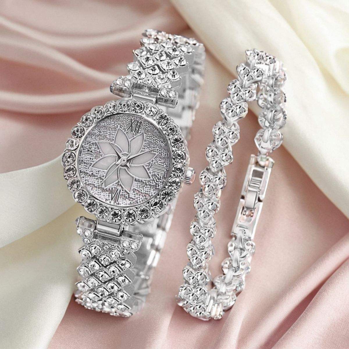 Luxury Women's Quartz Watch with Diamond Small Dial and Bracelet Creative Diamond Quartz Watch Girls Hand Chain Watch